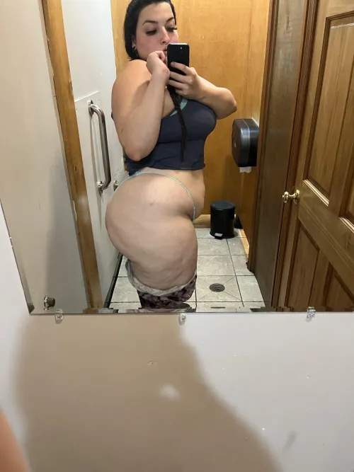 Bar nudes with thigh & ass cellulite