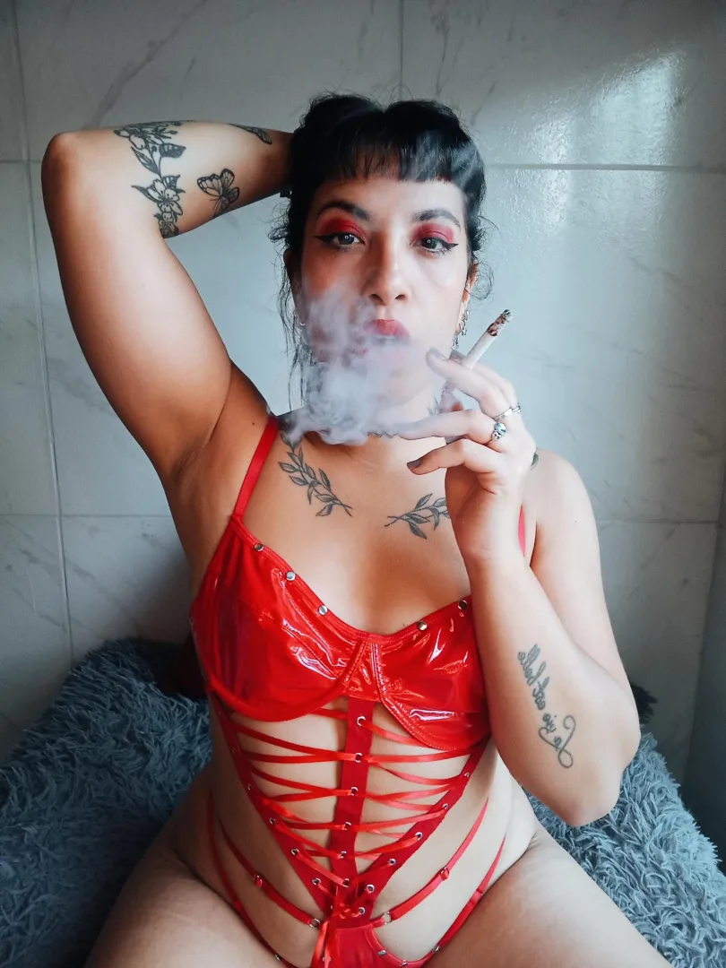 Be careful… because when you get too close, it might already be too late to escape. If you think this photo is dangerous… wait until you see what I filmed right after