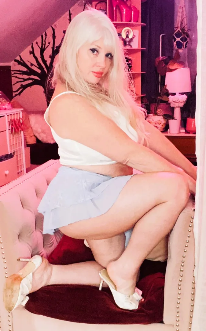 Beg to feel my lips kissing your lips while I remind you who owns your devotion.. ❤️

Get my new video lover... Want Kisses.. to your sweet face?