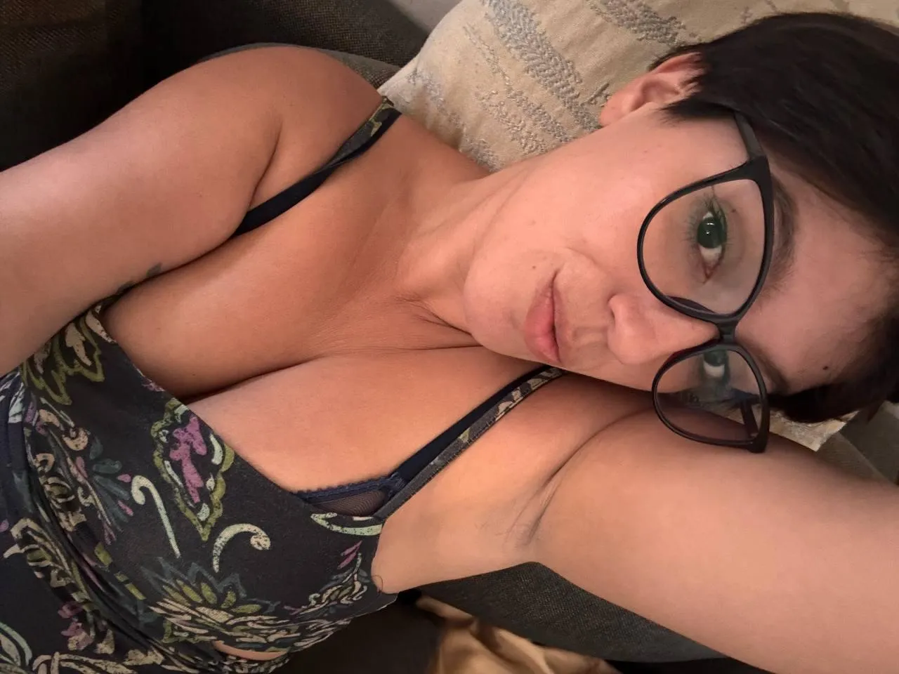 Beta boys always pretend they’re strong… until they see a Goddess raise her arm like this.