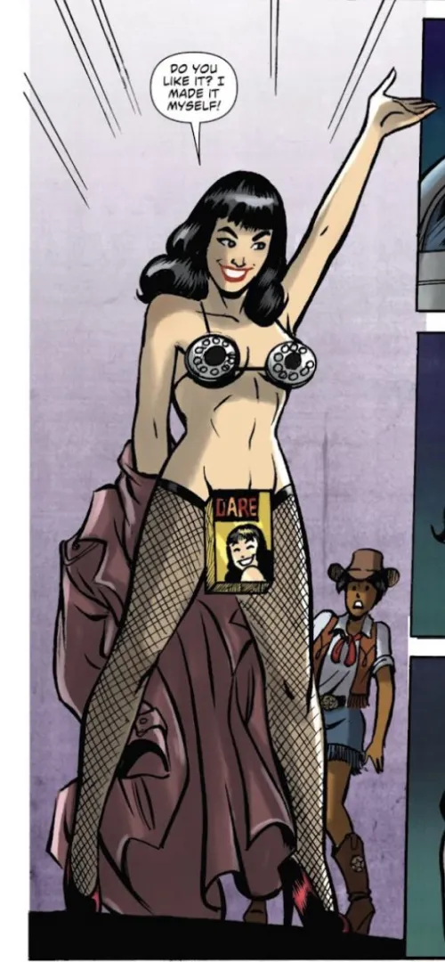 Bettie Page makes interesting costume [Bettie Page: Halloween Special (2018)]