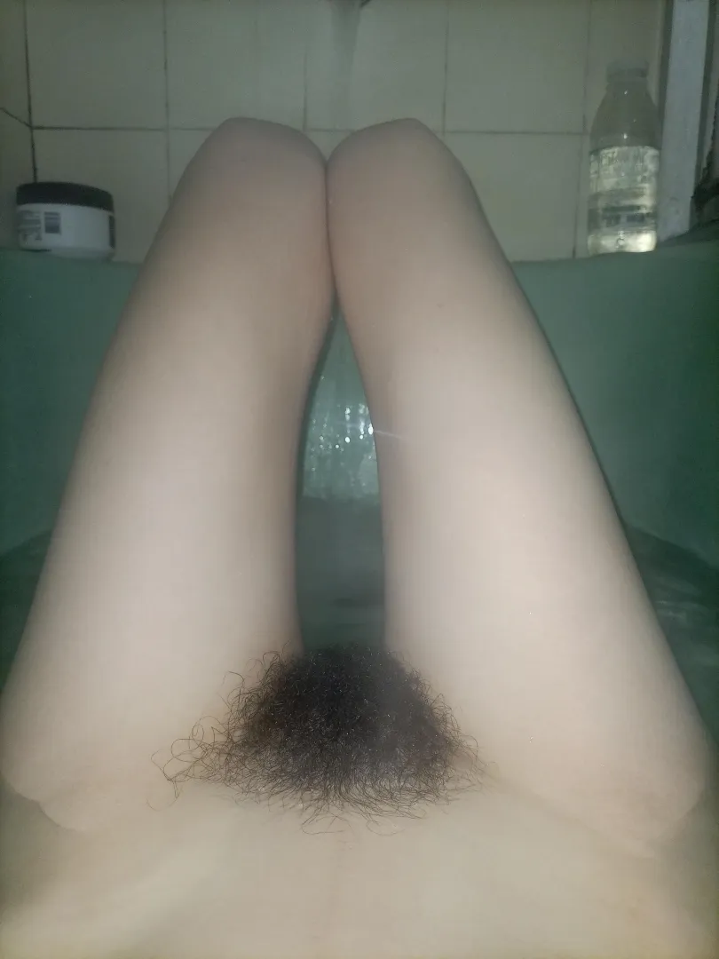 big bush and skinny legssss