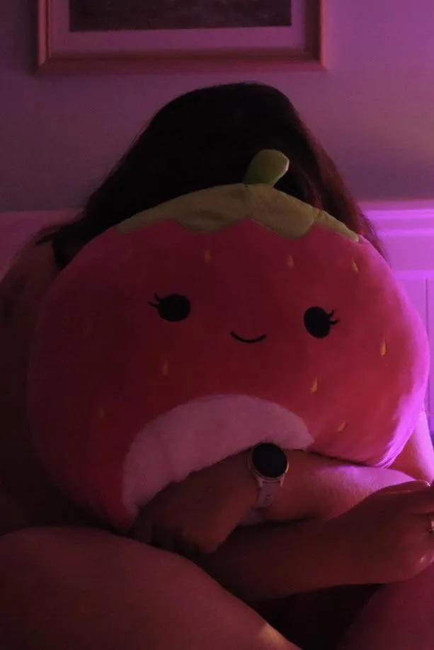 biiiiig cuddles with scarlet ✨