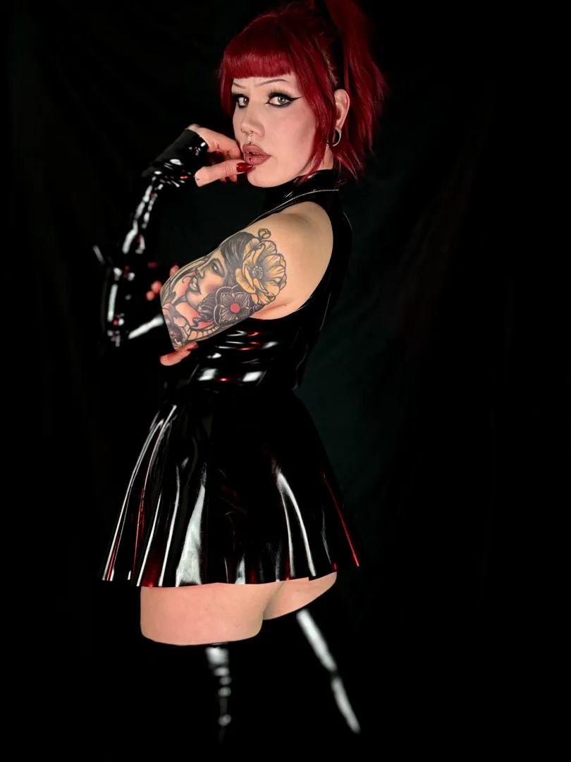 Black latex on a black background is so mesmerising