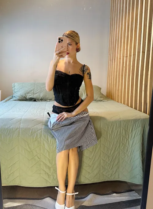 black outfits makes me super hot