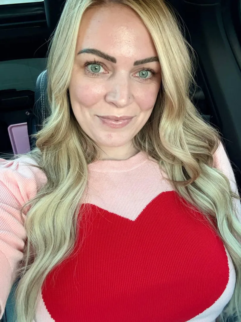 Blonde girls are hot but I'm the hottest do you agree?