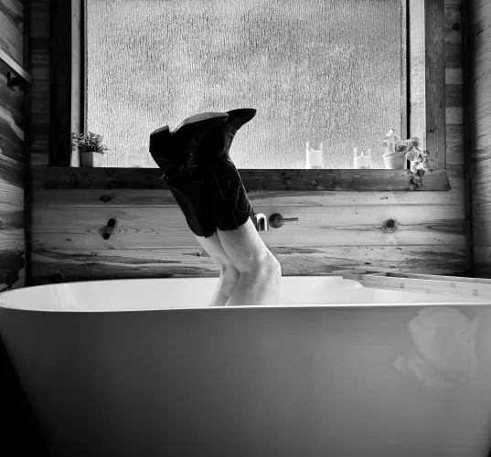 Boots in the bath [F]