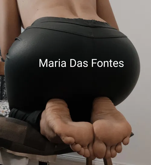 Bootylicious butt  and plump toes, what is not to love!