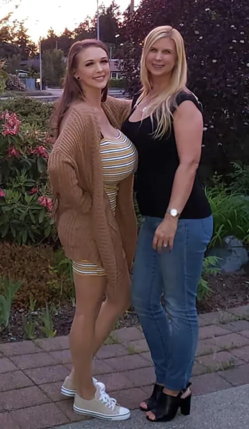 Brunettes huge tits make blondie look small