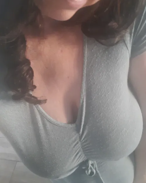 Busty Milf with Big natural tits for paid sexting tn! 