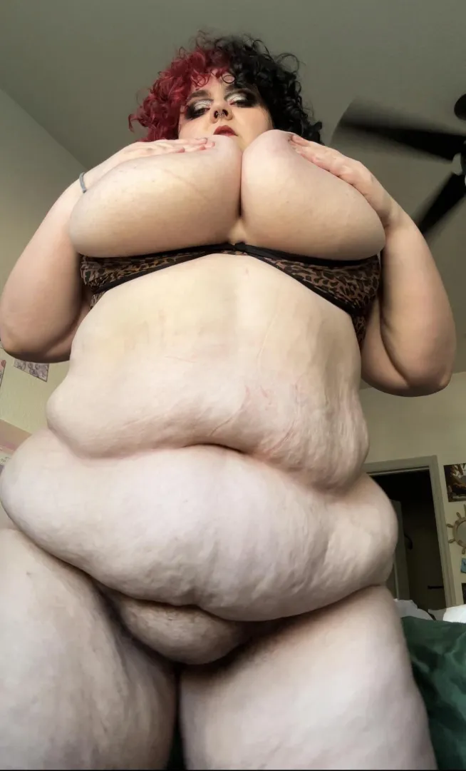 Can a girl have a big belly like this and still be fuckable 