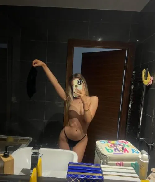 Can i be you fav blonde?