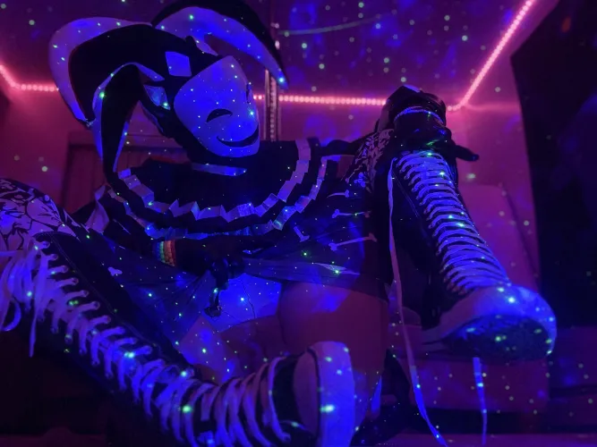 Can someone help tie my shoe laces? 