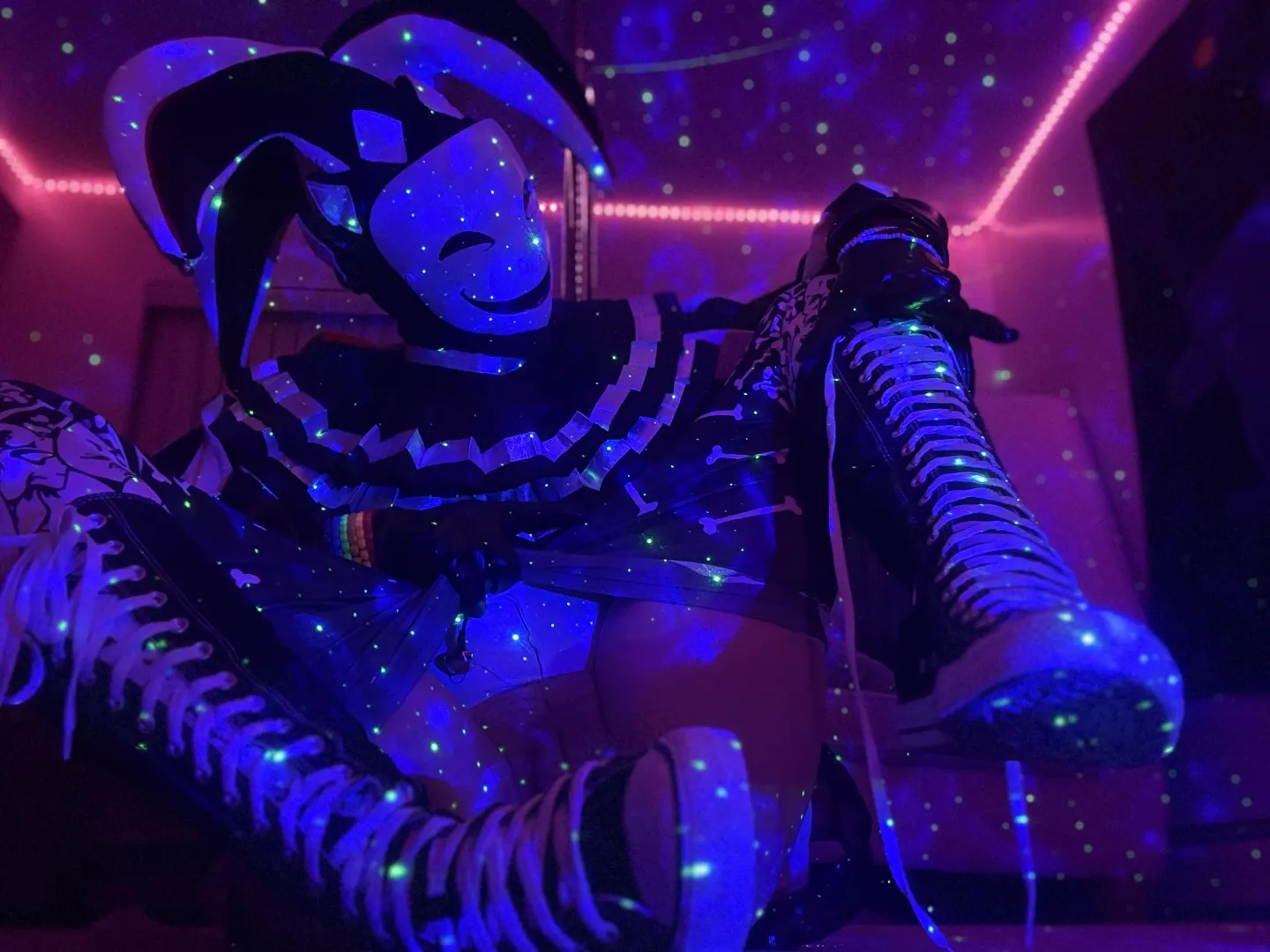 Can someone help tie my shoe laces? 