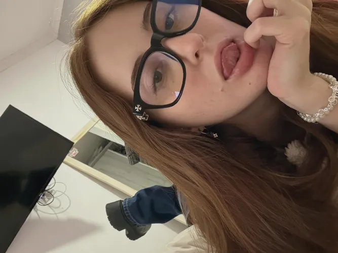 Can’t host but available for fun tonight/tmrw - more active on lngtmr:.moonyvoxi'.