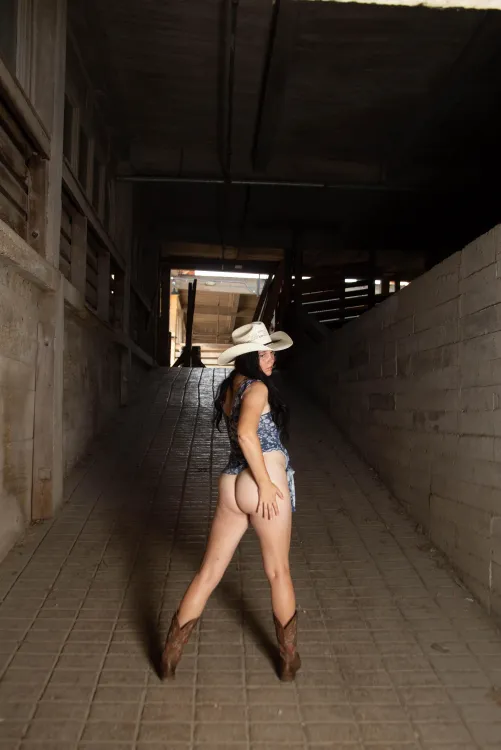 Caught in the Stockyards with my hat on and my panties off… Texas nights make me reckless 