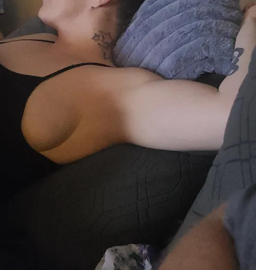 Chillin side boob