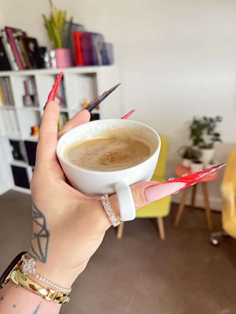 Coffee sends? Yes please. Throne is ready ☕️