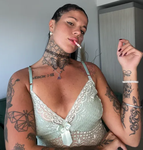 Colgando de mis labios es aún más delicioso