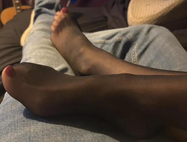 Come and play with my milf feet