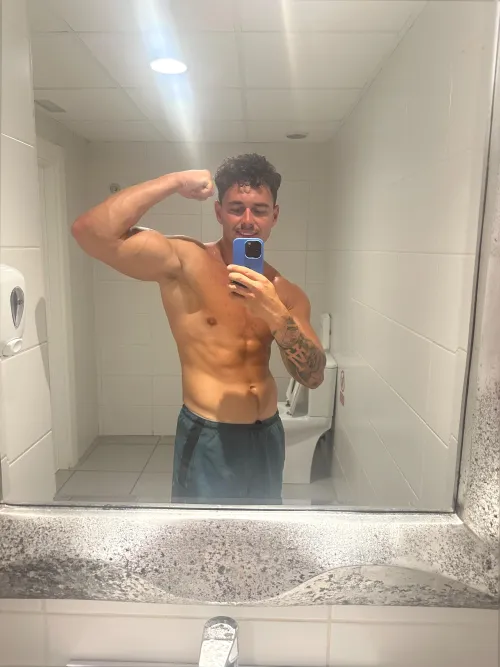 Come lick this sweaty armpit