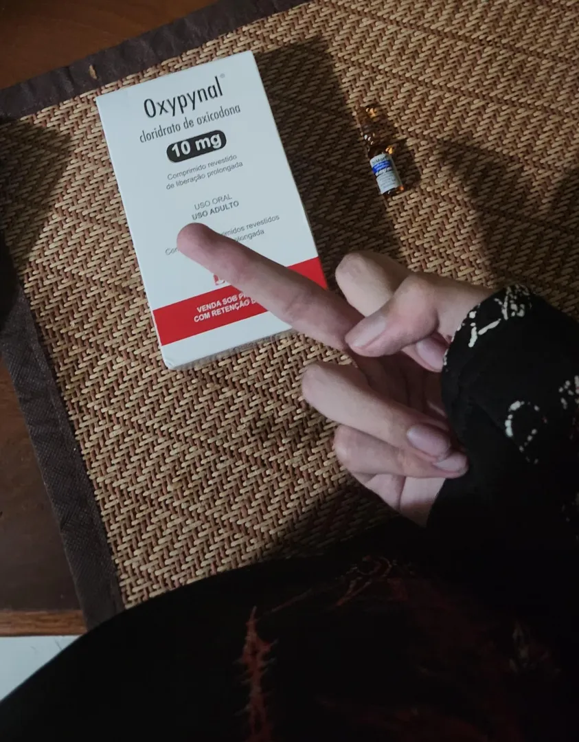 Comi uma oxycodona e não consigo sentir a minha cara.