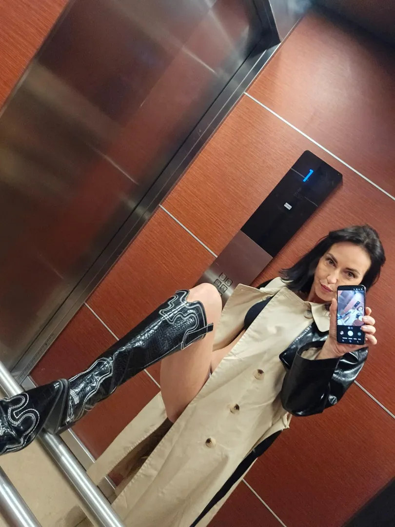 Confident, sexy and single but not a slut don’t get confused 