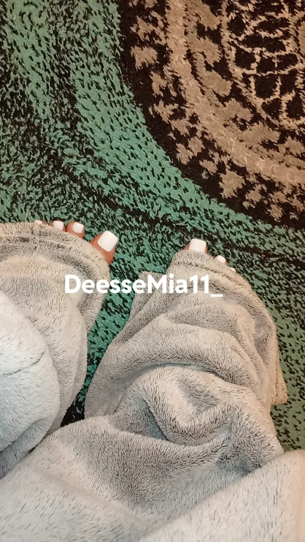 Couleur blanc tu veux voir mes pieds ?