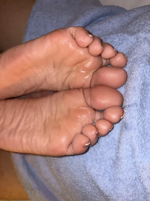 Cum on my soles make them look shiny 