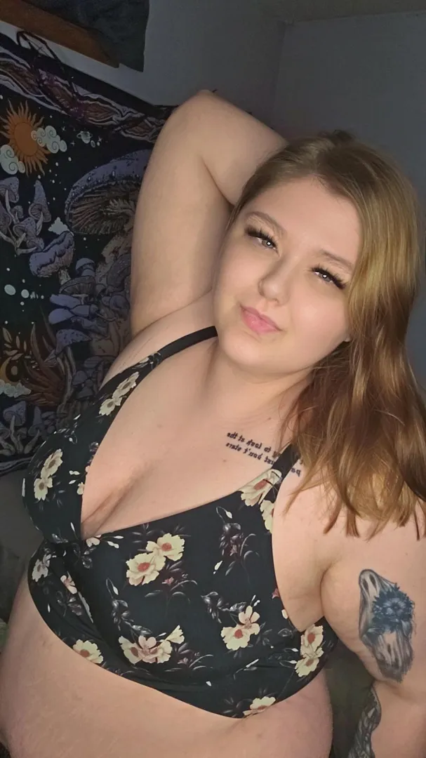 Curvy queen available for sexting sessions, custom videos, and more!