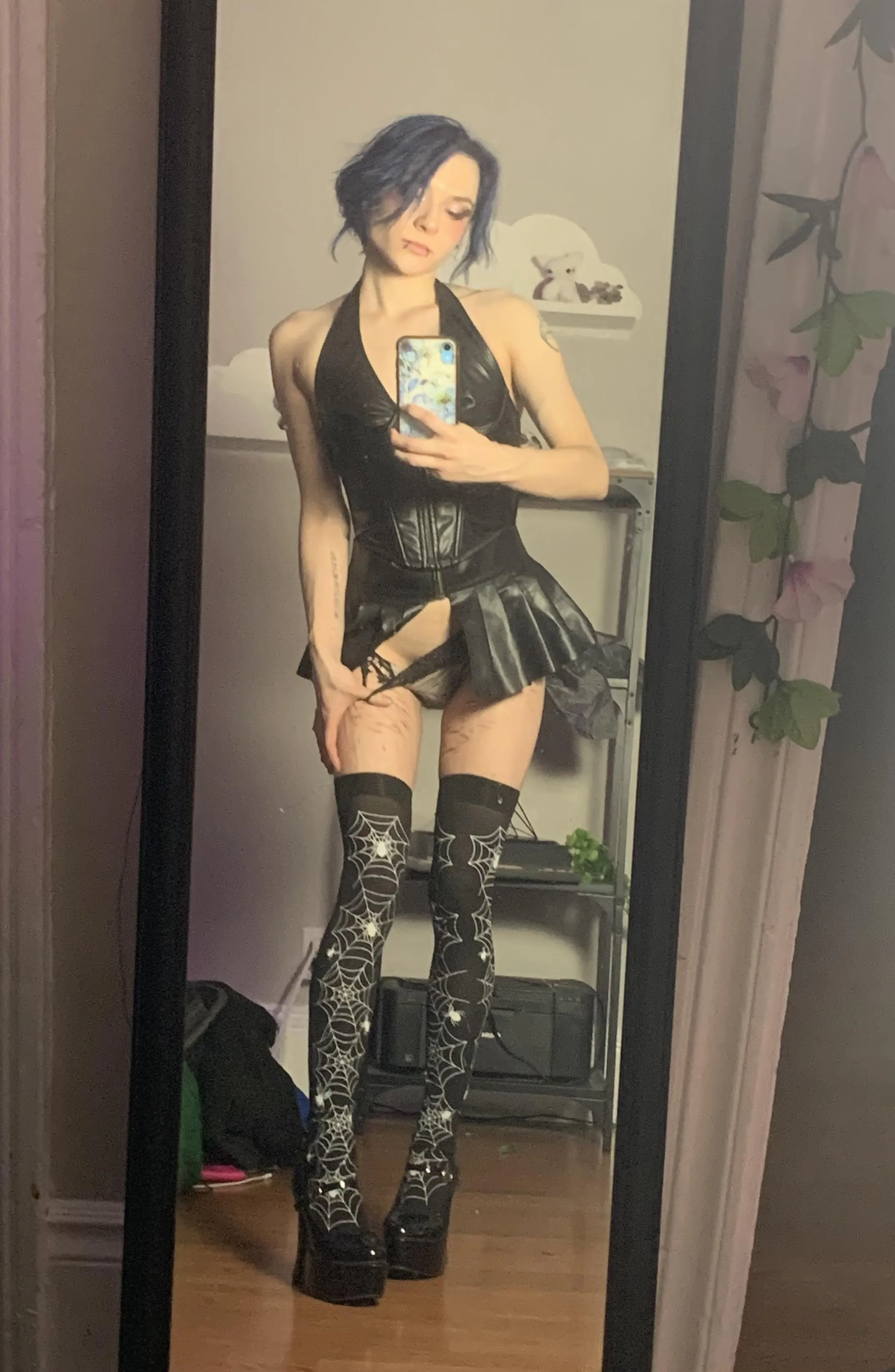 Cute outfit, would look cuter on your floor