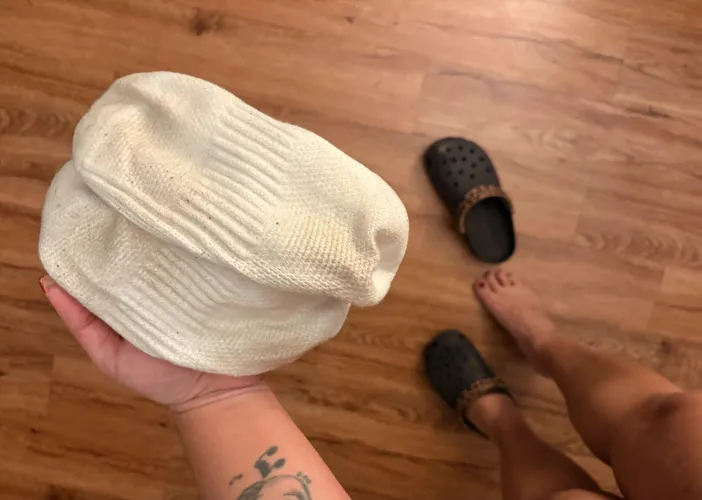 damp & vinegary  [F]