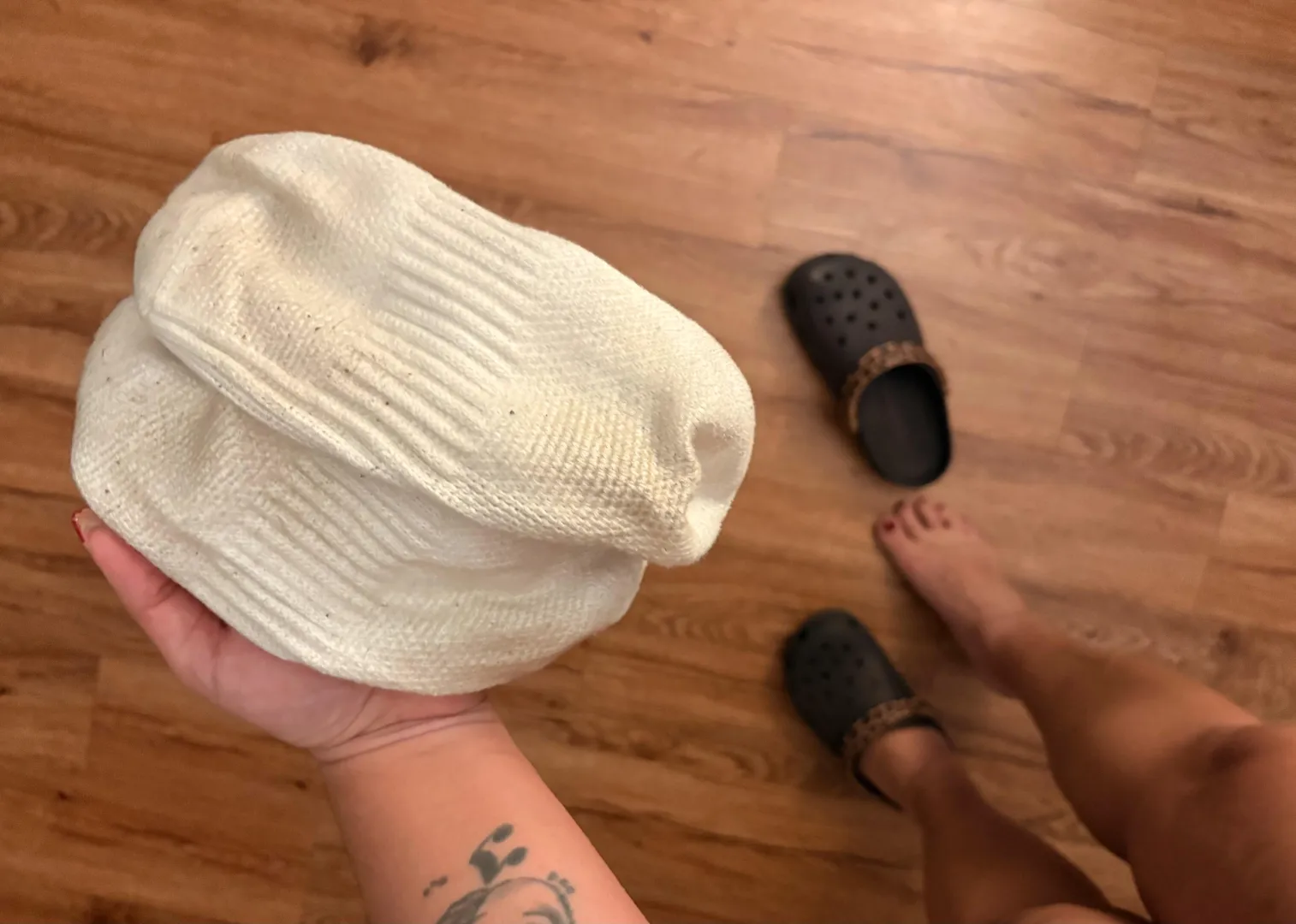 damp & vinegary  [F]