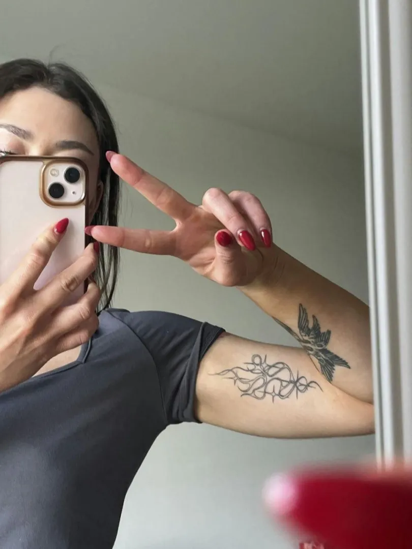 DELETING in (23) hours but whoever upvtes follow and comment I'll send nudes rn,, instantly dms