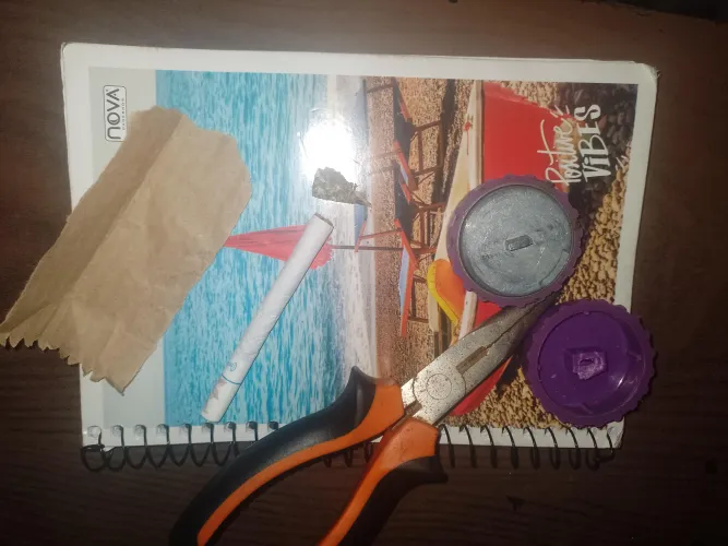 Dichava quebrou, uso alicate pra dichavar. Seda acabou, papel de pão salva. O chá tá pouco, intero com o cigarro. O importante é chapar mesmo na crise kkkk