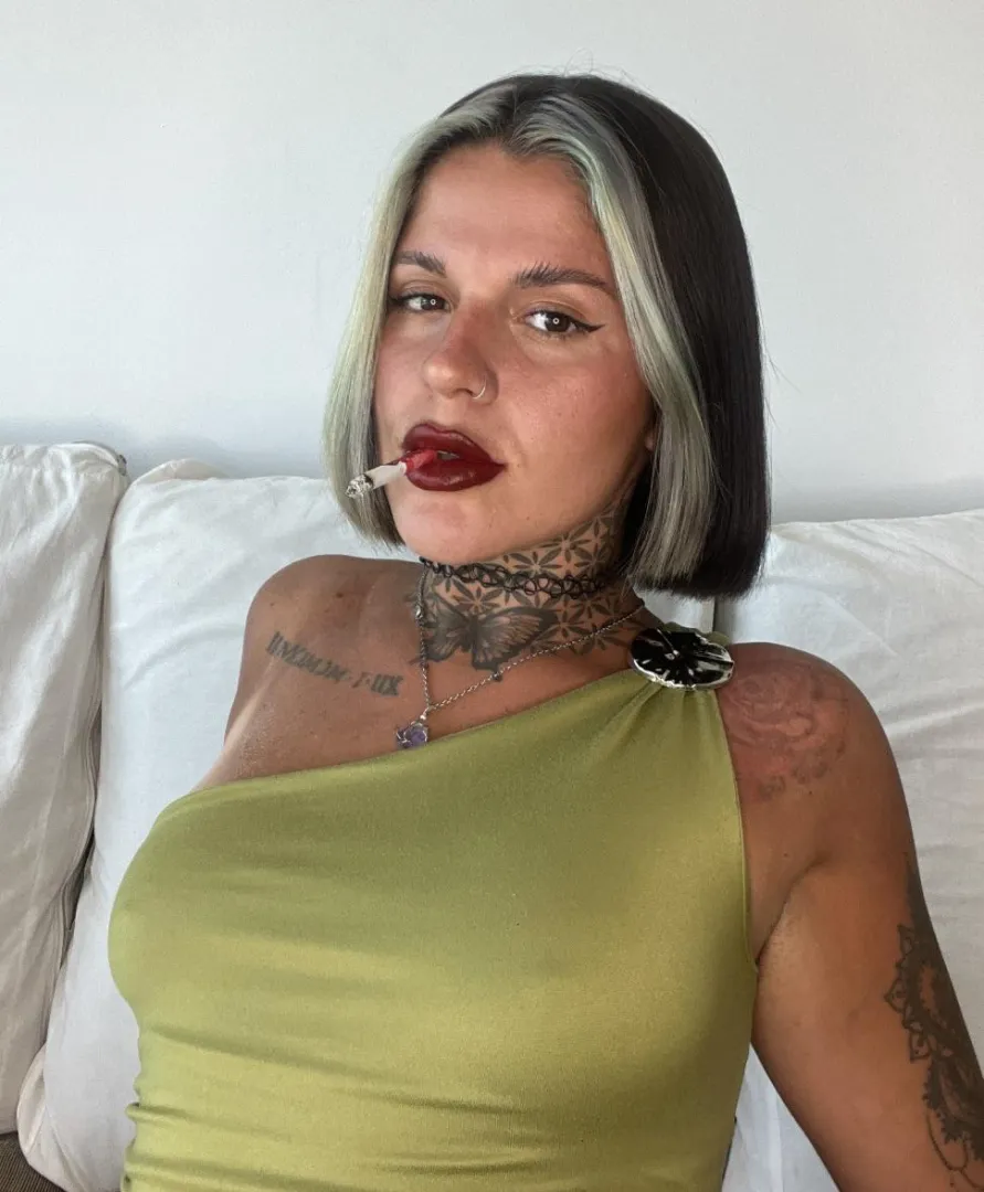 Dime cuánto me deseas mientras fumo mi cigarrillo