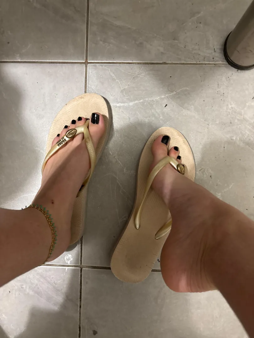 Dirty flipflop and feet 
