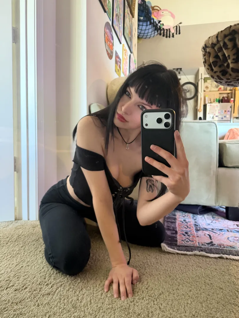 Do I sit pretty here?🖤😚