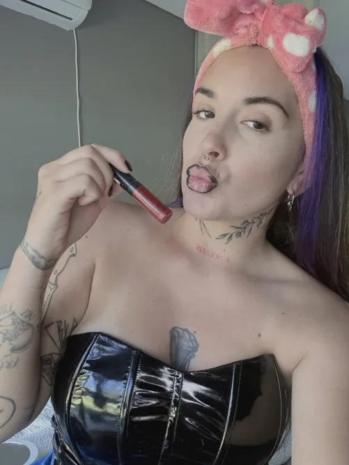 Do I still need some make up to seduce you?