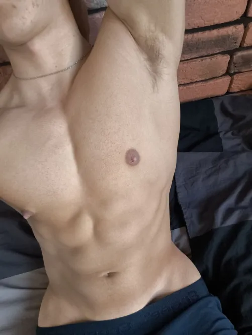 Do older guys like sniffing sweaty gym bro pits?