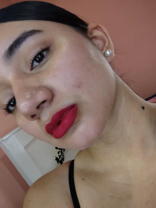 Do you think my lips look sexy with this color?