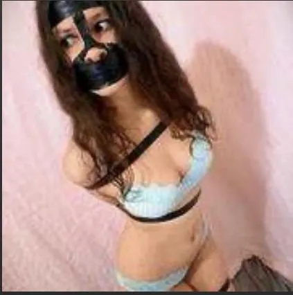 Does anyone know who this model is? (Apologies for the quality)