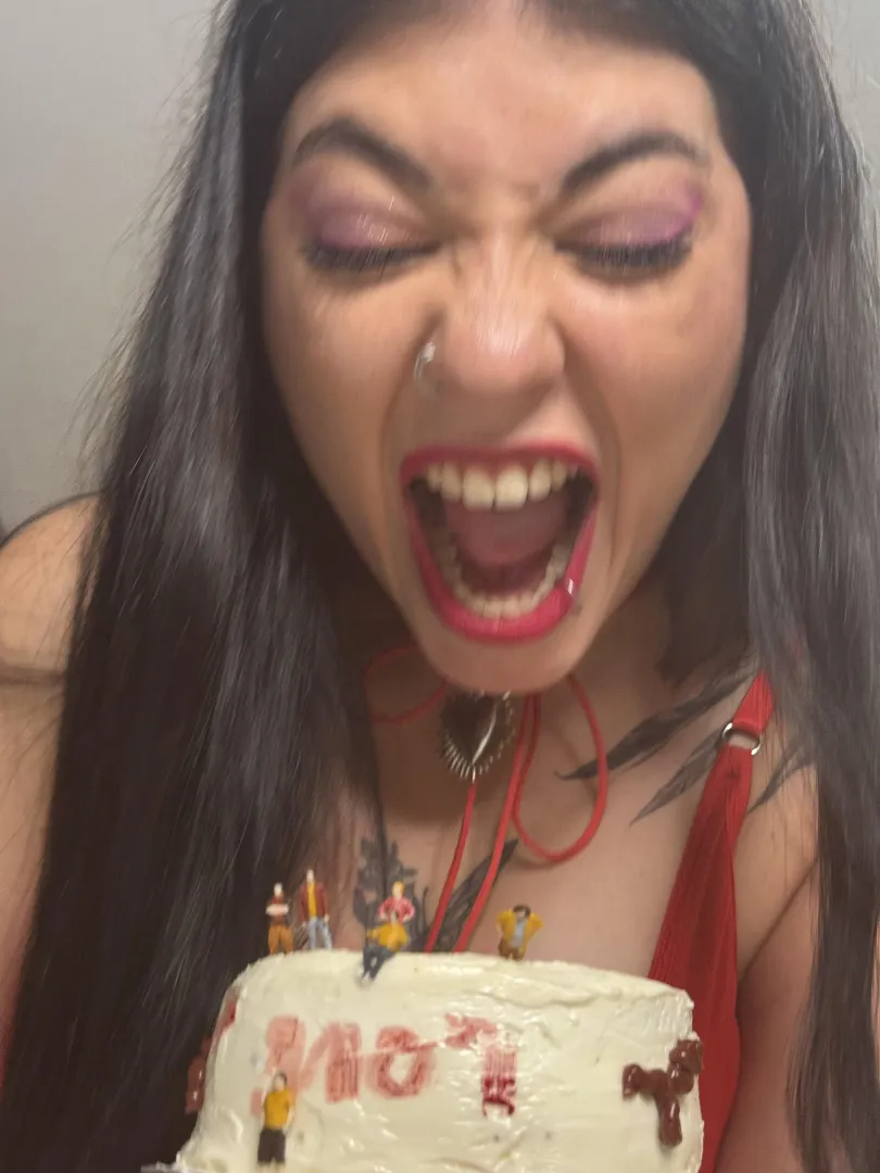 Don’t be afraid, I’m just want you to feed me {f}