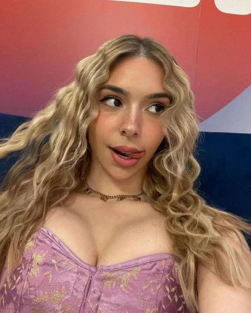 Drogie polskie influencerki, fan czeka aż ktoras z was napisze. Możemy popisać o wszystkim. Czekam na pv (miej fotki i pisz od razu jako jakas influ)