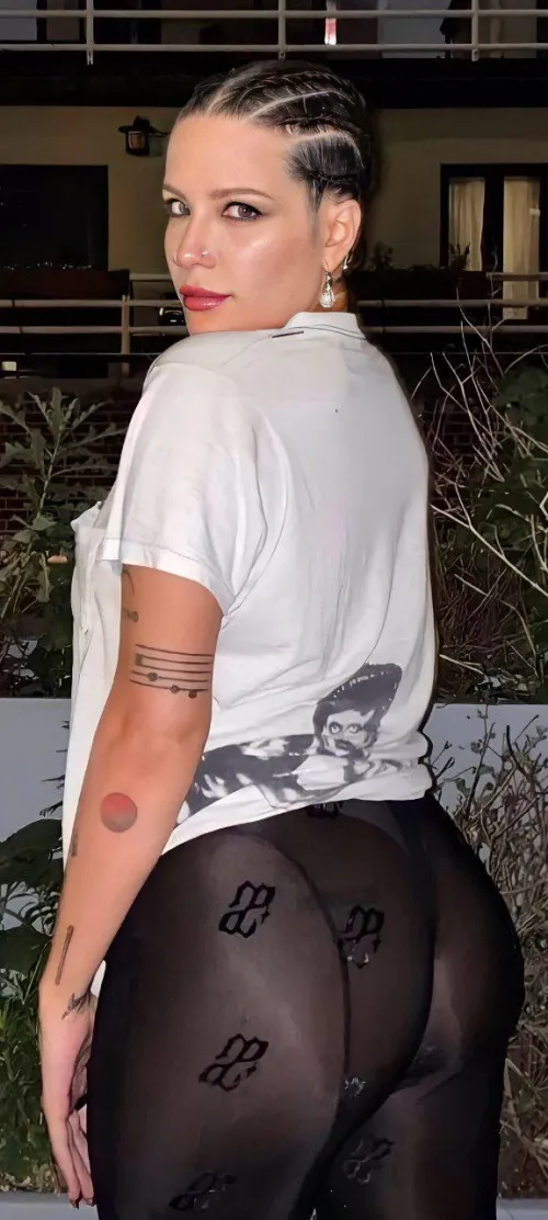 Everyone agrees that her fat ass in that photo made us cum a lot.