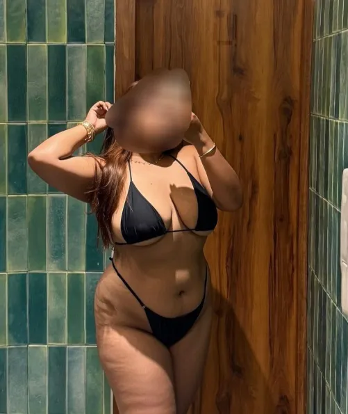 F Here looking for Mature couples.