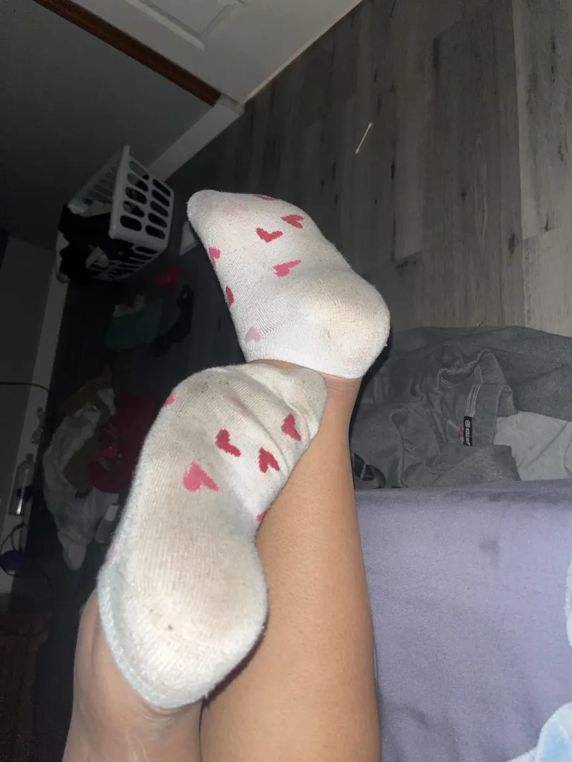 [F] room filled with the stink of these socks