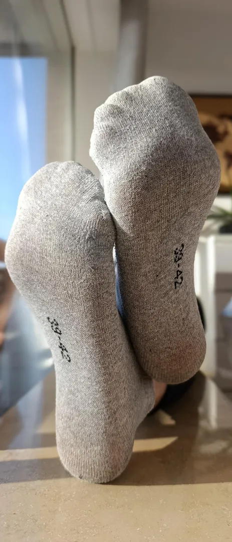 [F] smelly, sweaty & dirty - wearing sneakers the whole day 
