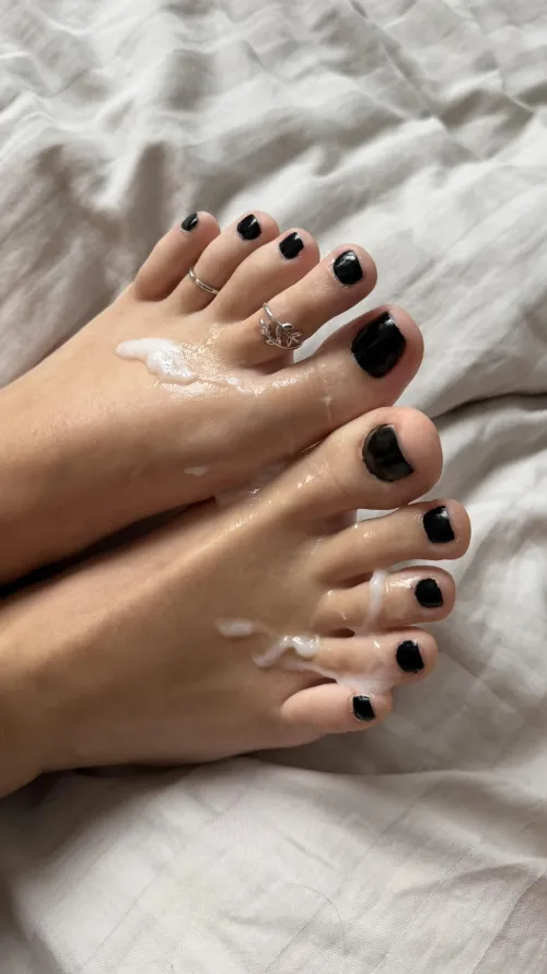F18 girlfriend thought you might also enjoy her first cumshot ever on toes
