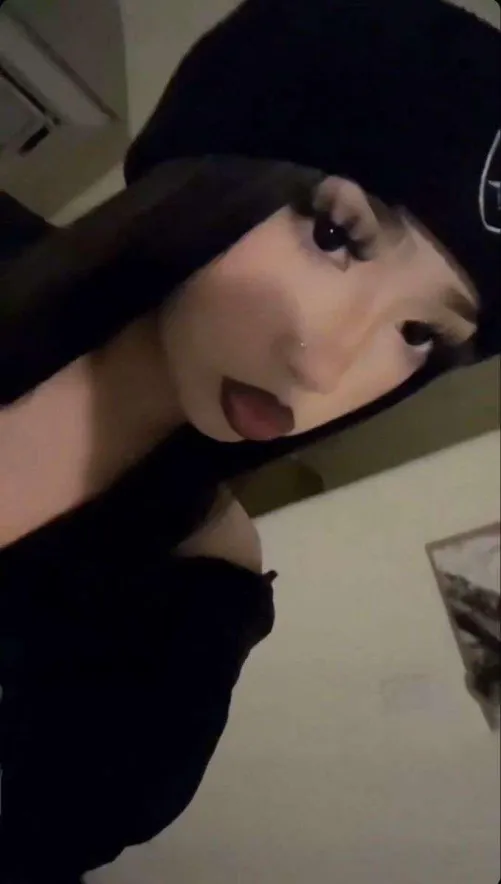 F18 selling feet pics/vids dm meee